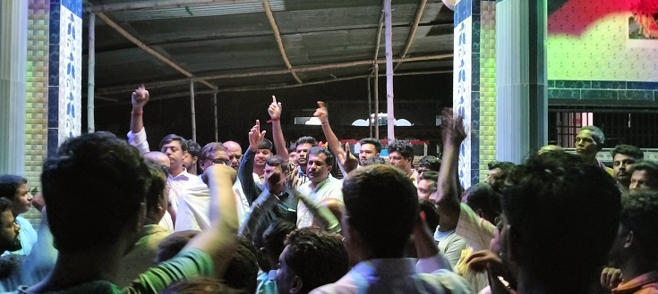 চাঁপাইনবাবগঞ্জে মন্দিরে হামলা,বিক্ষুদ্ধ সনাতন ধর্মাবলম্বীদের সোনামসজিদ মহাসড়ক অবরোধ
